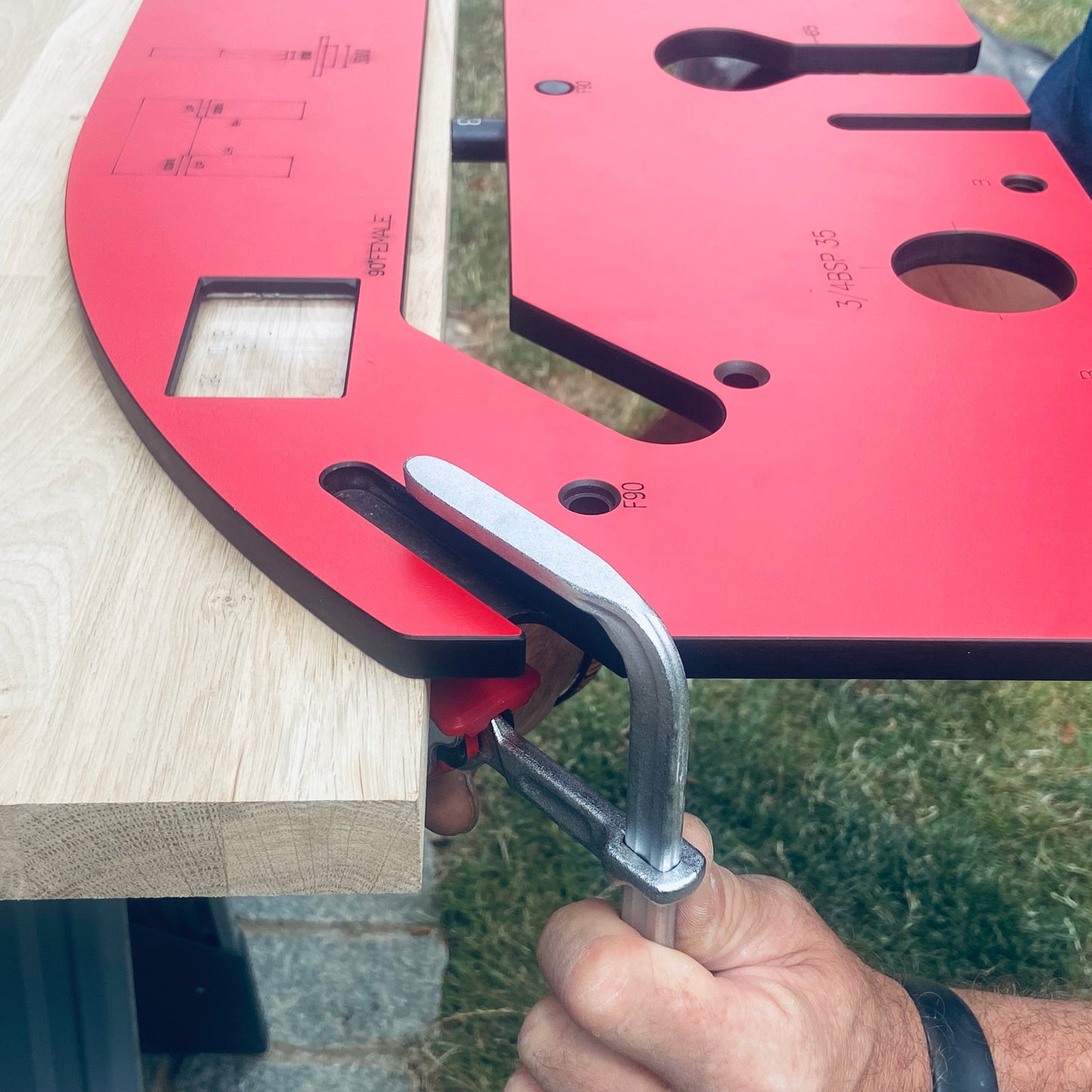 Scribe-Master KWJ750PRO 750mm Kitchen Worktop Router Jig- Mason's Mitre Jointing Template, SightLine Front-Edge Alignment Window, 5 Backset Cams (3€“35mm), 30mm Guide Bush Compatible, UK Made